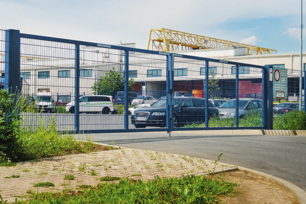 blaues fluegeltor vor einer firma